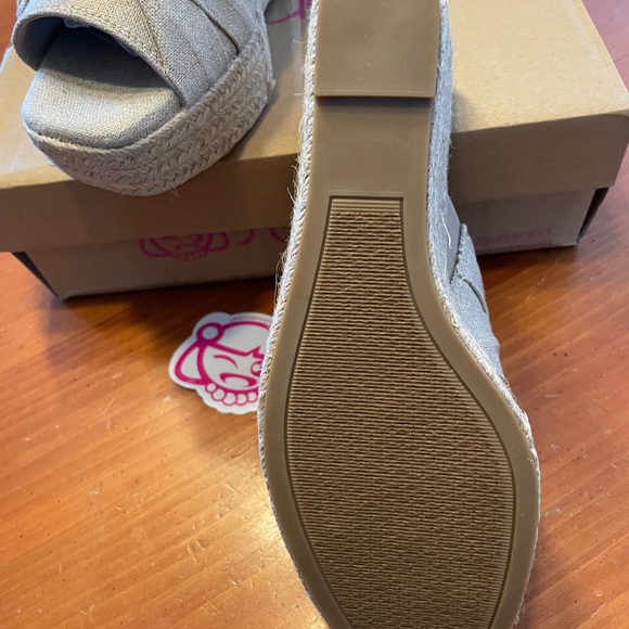 Sugar Tan Wedge Sandals with Bow - Picture 3 of 8